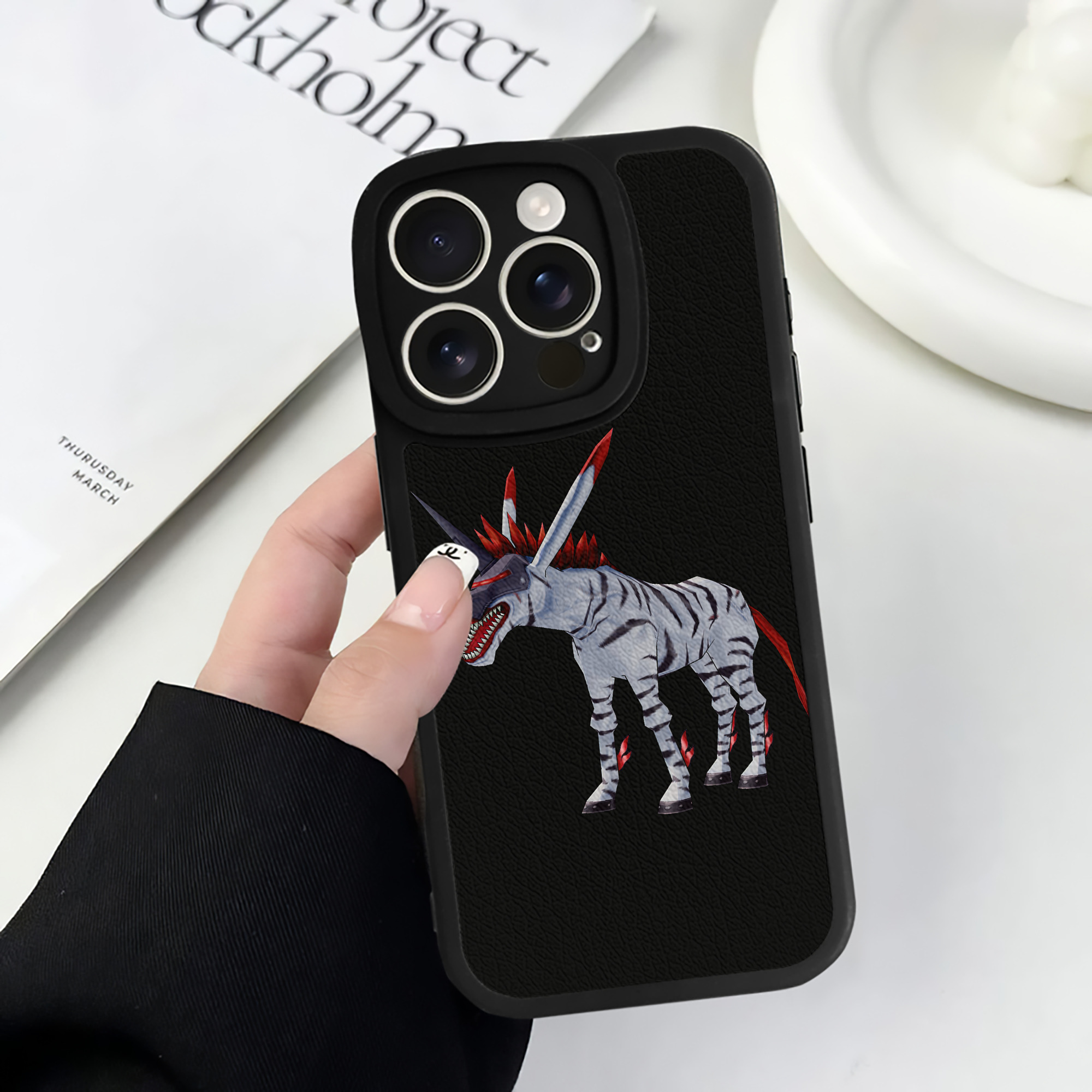 （画像用） Digimon デジタルモンスター/デジモン 【iPhone 16シリーズ対応】シリコンスマホケース（レザー調） 材質：シリコン